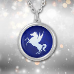 Collier Unicorne d'argent sur Royal Blue<br><div class="desc">Ce joli collier a un arrière - plan bleu roi profond qui semble presque luisant. Au centre se trouve une image de licorne argentée brillante. Magique ! Assurez-vous de voir les boucles d'oreilles correspondantes dans notre magasin.</div>