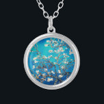 Collier Van Gogh Almond Blossoms bleu turquoise<br><div class="desc">Turquoise Almond Blossoms Cadeaux pour une fête de mariage, de Baby shower ou de printemps : Profitez de l'essence de l'élégance intemporelle avec notre collier Almond Blossoms, inspiré par l'oeuvre emblématique de Vincent Van Gogh. L'arrière - plan turquoise rehausse magnifiquement les fleurs délicates, créant un bijou exquis et sophistiqué pour...</div>