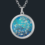 Collier Van Gogh Almond Blossoms bleu turquoise<br><div class="desc">Turquoise Almond Blossoms Cadeaux pour une fête de mariage, de Baby shower ou de printemps : Profitez de l'essence de l'élégance intemporelle avec notre collier Almond Blossoms, inspiré par l'oeuvre emblématique de Vincent Van Gogh. L'arrière - plan turquoise rehausse magnifiquement les fleurs délicates, créant un bijou exquis et sophistiqué pour...</div>