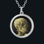 Collier Van Gogh Fumer du squelette<br><div class="desc">Collier avec peinture à l’huile de Vincent van Gogh Crâne d’un squelette avec cigarette brûlante (1885-86). Un grand cadeau pour les amateurs de post-impressionnisme et d'art hollandais !</div>