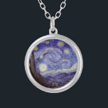 Collier Vincent Van Gogh Starry Nuit Vintage Art<br><div class="desc">Vincent van Gogh Starry Night Art Peinture Starry Night est un tableau de l'artiste post-impressionniste néerlandais Vincent van Gogh. Le ciel bleu de la nuit est rempli de nuages tourbillonnants, d'étoiles et d'une lune brillante croissant. La Nuit étoilée est la seule nocturne de la série de vues depuis la fenêtre...</div>