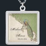 Collier vintage de paon et de jeune mariée gravure<br><div class="desc">Cette conception vintage élégante de paon, de damassé et gravure à l'eau-forte est décrite sur un éventail de produits de mariage comprenant des invitations. Ce collier de souvenir d'argent sterling est parfait pour un cadeau nuptiale de douche pour la jeune mariée, pour les cadeaux des demoiselles d'honneur des bijoux pour...</div>