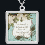Collier vintage de paon et de jeune mariée gravure<br><div class="desc">Le texte lit, "pour avoir et pour juger de ce jour en avant, jeune mariée et noms et date de mariage du marié." Cette conception vintage élégante de paon, de damassé et gravure à l'eau-forte est décrite sur un éventail de produits de mariage comprenant des invitations. Ce collier de souvenir...</div>