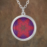 Collier Weaver Mandala rouge et violet<br><div class="desc">Ce mandala funky est décoré de rouge et de violet dans un style vannerie. Des visuels psychédéliques pour l'hippie moderne ou toute personne qui aime les couleurs super.</div>