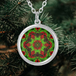 Collier Weaver Mandala vert et rouge<br><div class="desc">Ce mandala funky présente un vert et un rouge festifs dans un style vannerie. Des visuels psychédéliques pour l'hippie moderne ou toute personne qui aime les couleurs super.</div>