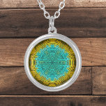 Collier Weer Mandala bleu et jaune<br><div class="desc">Ce mandala funky est décoré de bleu et de jaune dans un style de tissage de panier. Des visuels psychédéliques pour l'hippie moderne ou toute personne qui aime les couleurs super.</div>