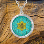 Collier Weer Mandala bleu et jaune<br><div class="desc">Ce mandala funky est décoré de bleu et de jaune dans un style de tissage de panier. Des visuels psychédéliques pour l'hippie moderne ou toute personne qui aime les couleurs super.</div>