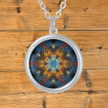 Collier Weer Mandala bleu jaune et rouge<br><div class="desc">Ce mandala funky est décoré de bleu,  jaune et rouge dans un style de tissage en panier. Des visuels psychédéliques pour l'hippie moderne ou toute personne qui aime les couleurs super.</div>