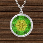 Collier Weer Mandala jaune et vert<br><div class="desc">Ce mandala funky est décoré de jaune et de vert dans un style de tissage de panier. Des visuels psychédéliques pour l'hippie moderne ou toute personne qui aime les couleurs super.</div>