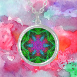 Collier Weer Mandala rose bleu et vert<br><div class="desc">Ce mandala funky est décoré de rose,  bleu et vert dans un style vannerie. Des visuels psychédéliques pour l'hippie moderne ou toute personne qui aime les couleurs super.</div>