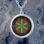 Collier Weer Mandala Rouge Vert et Bleu<br><div class="desc">Ce mandala funky est décoré de rouge,  vert et bleu dans un style vannerie. Des visuels psychédéliques pour l'hippie moderne ou toute personne qui aime les couleurs super.</div>