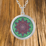 Collier Weer Mandala Vert Bleu et Rouge<br><div class="desc">Ce mandala funky présente des tons vert,  bleu et rouge dans un style de tissage en panier. Des visuels psychédéliques pour l'hippie moderne ou toute personne qui aime les couleurs super.</div>