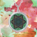 Collier Weer Mandala Vert bleu et violet<br><div class="desc">Ce mandala funky est décoré de vert,  bleu et violet dans un style de tissage en panier. Des visuels psychédéliques pour l'hippie moderne ou toute personne qui aime les couleurs super.</div>