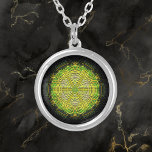 Collier Weer Mandala vert et jaune<br><div class="desc">Ce mandala funky est décoré de vert et de jaune dans un style de tissage de panier. Des visuels psychédéliques pour l'hippie moderne ou toute personne qui aime les couleurs super.</div>