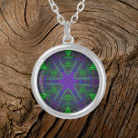 Collier Weer Mandala vert violet et bleu<br><div class="desc">Ce mandala funky est décoré de vert,  de violet et de bleu dans un style vannerie. Des visuels psychédéliques pour l'hippie moderne ou toute personne qui aime les couleurs super.</div>