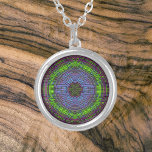 Collier Weer Mandala vert violet et bleu<br><div class="desc">Ce mandala funky est décoré de vert,  de violet et de bleu dans un style vannerie. Des visuels psychédéliques pour l'hippie moderne ou toute personne qui aime les couleurs super.</div>