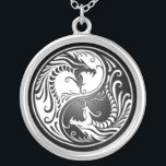 Collier Yin Yang Dragons<br><div class="desc">Ce magnifique design de yin yang comprend deux dragons tribaux stylisés. Des lignes et des tourbillons complexes ornent les deux côtés de ce symbole traditionnel, créant ainsi un beau motif. Les deux dragons s'écoulent du fond de la goutte de larme et ont la bouche large ouverte dans une position agressive....</div>