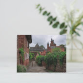 Collonges-la-Rouge, carte postale du village rouge (Debout devant)