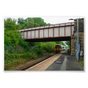 Colne Bound Trein die het Burnley Barracks Station Foto Afdruk