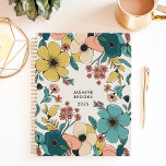 Coloré Retro Floral Nom personnalisé<br><div class="desc">Ce design dynamique présente un motif floral d'inspiration rétro avec des fleurs audacieuses dans les tons turquoises, moutarde, broussailles et corail. Le nom personnalisé et l'année apportent une touche unique, ce qui le rend parfait pour les étudiants, les professionnels, ou toute personne qui aime les designs ludiques et artistiques. Idéal...</div>
