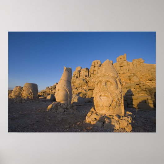 Colossale beelden van goden die de 2 bewaken poster (Voorkant)