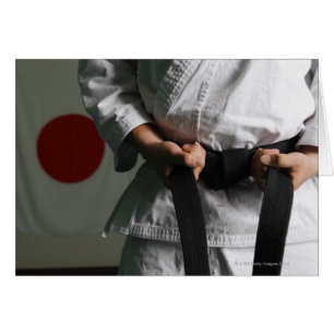 Combattant du Taekwondo tendant la ceinture