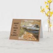 "COMEDIC CROCODILE" ZEGT DAT ZIJ BIRTHDAAG VOOR U  KAART (Gele Bloem)