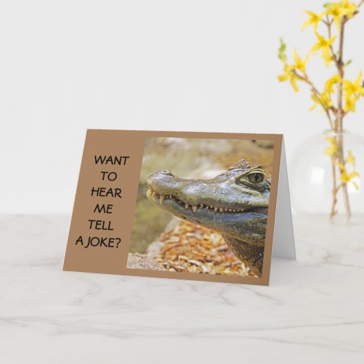 "COMEDIC CROCODILE" ZEGT DAT ZIJ BIRTHDAAG VOOR U  KAART (Gele Bloem)