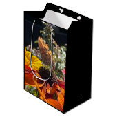 Comma Butterfly op een Rudbeckia-bloem Medium Cadeauzakje (Voorkant Gekanteld)