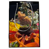 Comma Butterfly op een Rudbeckia-bloem Medium Cadeauzakje (Voorkant)