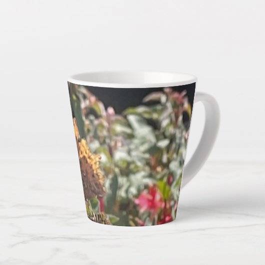 Comma Butterfly op een Rudbeckia Flower Latte Mok (Rechterhoek)