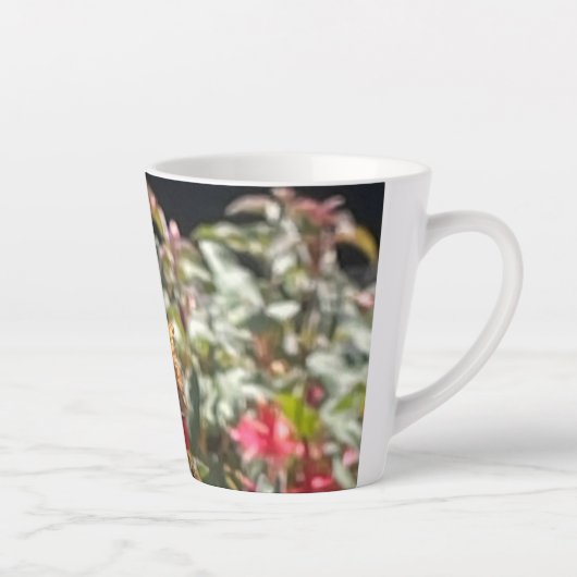 Comma Butterfly op een Rudbeckia Flower Latte Mok (Rechts)