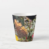 Comma Butterfly op een Rudbeckia Flower Latte Mok (Voorkant)