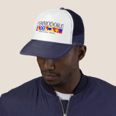 Commodore Title in Nautical Signal Flags Jouw naam Trucker Pet (In situ)