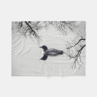 Common Loon zwemt in een noordelijk meer in de win Fleece Deken
