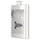 Common Loon zwemt in een noordelijk meer in de win Heupfles (Links)