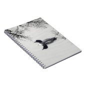 Common Loon zwemt in een noordelijk meer in de win Notitieboek (Rechterzijde)