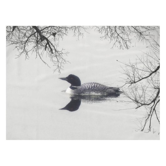 Common Loon zwemt in een noordelijk meer in de win Tafelkleed (Voorkant (Horizontaal))