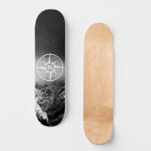 Compass star embleem monogram dramatische bergen skateboard (Voorkant)