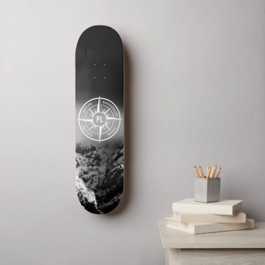 Compass star embleem monogram dramatische bergen skateboard (Muurkunst)