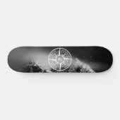 Compass star embleem monogram dramatische bergen skateboard (Horizontaal)