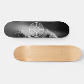 Compass star embleem monogram dramatische bergen skateboard (Horizontaal)
