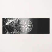 Compass star embleem monogram dramatische bergen yogamat (Voorkant (horizontaal))