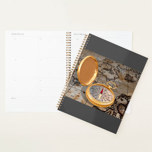 Compass vintage en or sur la carte des pirates ant