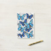 Compositie van witte en blauwe vlinders post-it® notes (Op bureau)