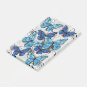 Compositie van witte en blauwe vlinders post-it® notes (Schuin)