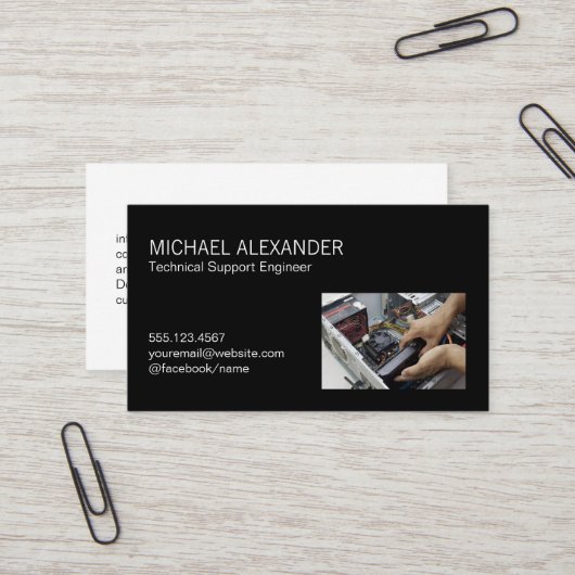 Computertechnicus die hardware vervangt visitekaartje (Voorkant / Achterkant in situ)