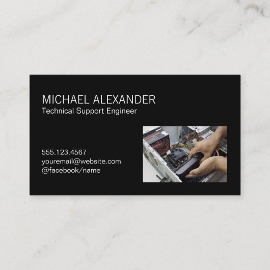 Computertechnicus die hardware vervangt visitekaartje (Voorkant)