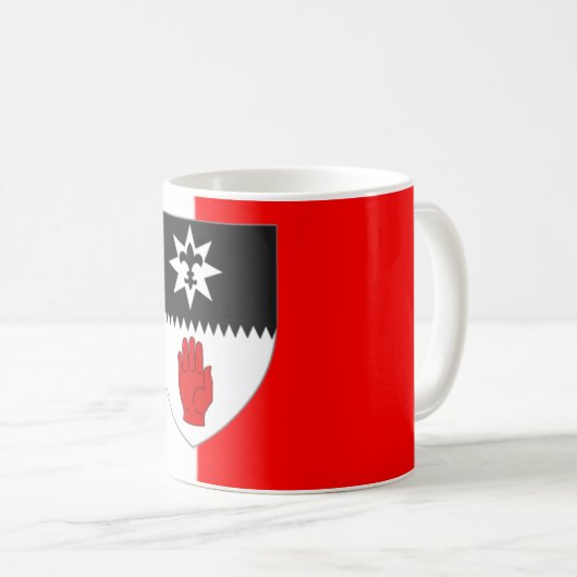 Comté Tyrone Mug - Irish Comté Drapeau & Crest (Devant droit)