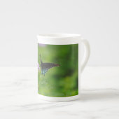 Conception de papillon sur la tasse (Devant droit)
